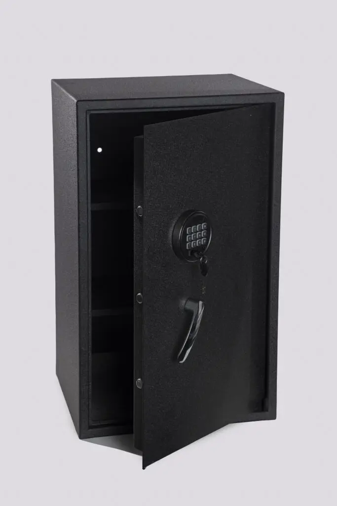 Detalhe do painel de senha e alça do cofre E6808E